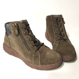 NEW! Clarks Layton Rae Olive Suede Ankle Bootie Women's Size 6
